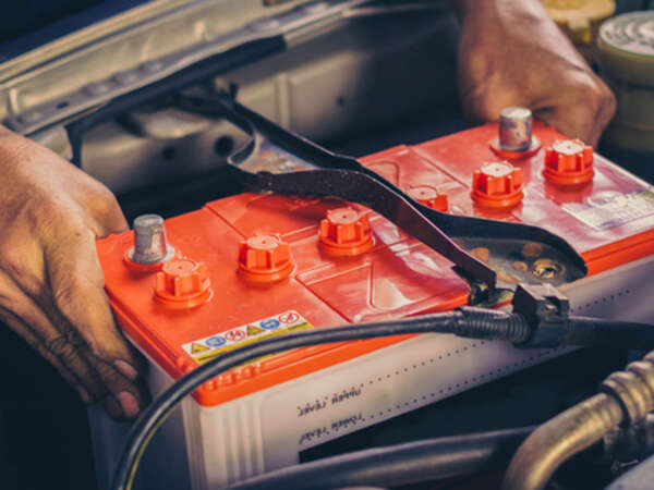 ¿Qué hacer si te quedas sin batería en el coche?