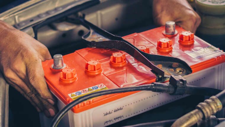 ¿Qué hacer si te quedas sin batería en el coche?